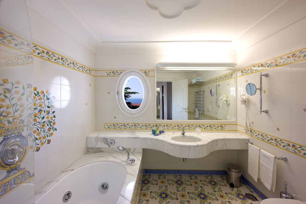 Classic Triple Room, City View photo 3
