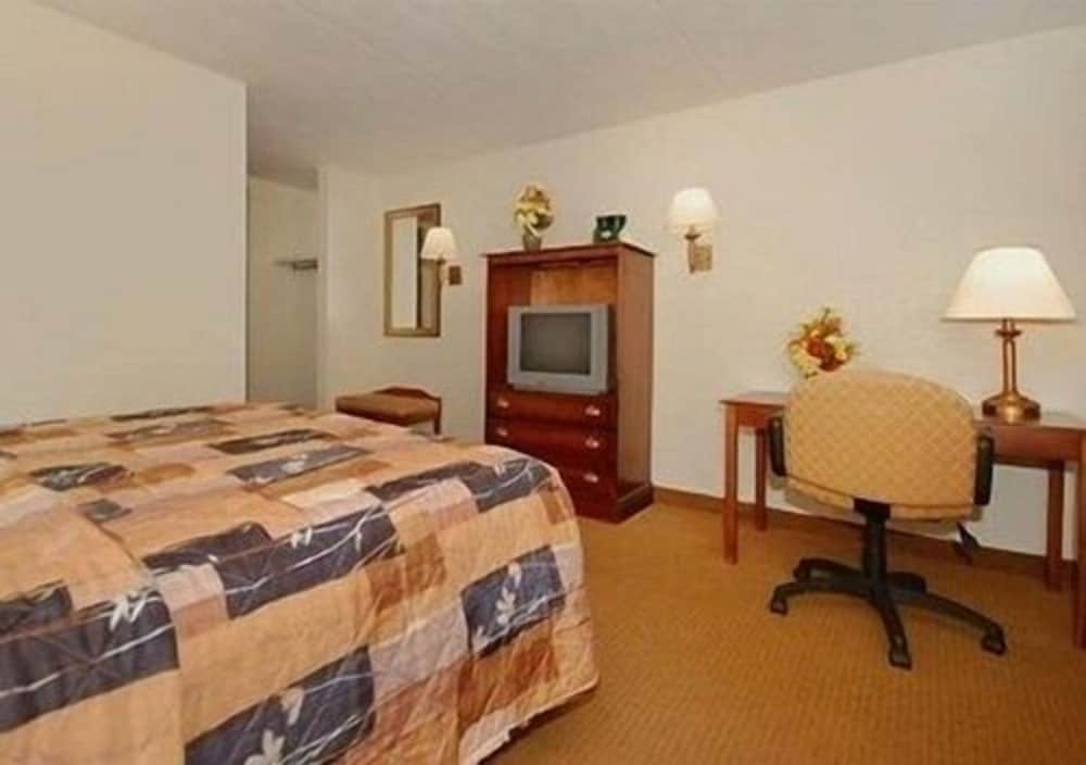 Standard Room, 1 Queen Bed, Non Smoking - Photo 7