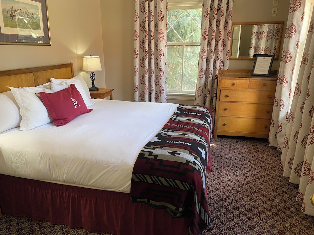 Deluxe Suite, 1 King Bed, Mountain View photo 1