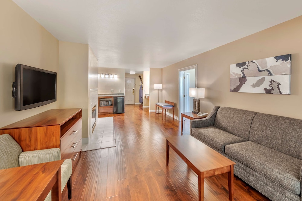 Suite, 1 King Bed, Non Smoking, Balcony - Photo 1