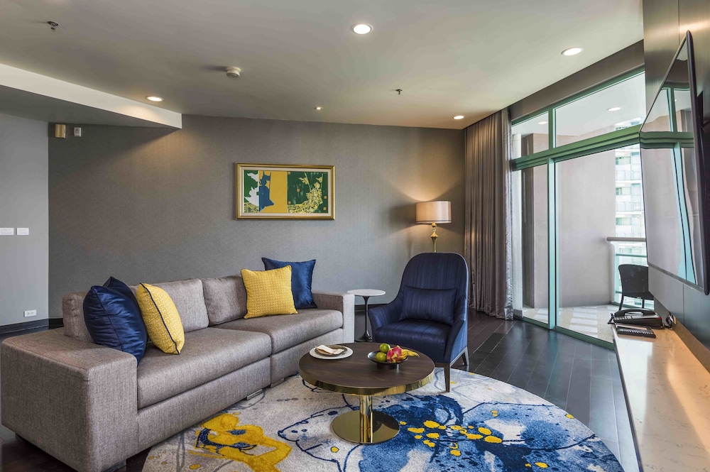 Two Bedroom Club Suite City View thumbnail 6