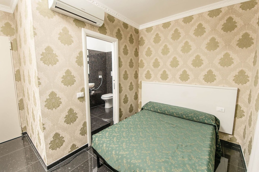 Standard Double Room, Ensuite photo 3