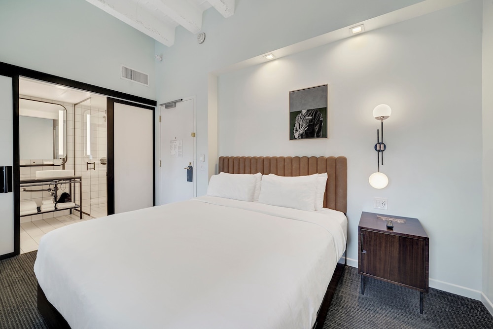 Room, 1 King Bed - Photo 3
