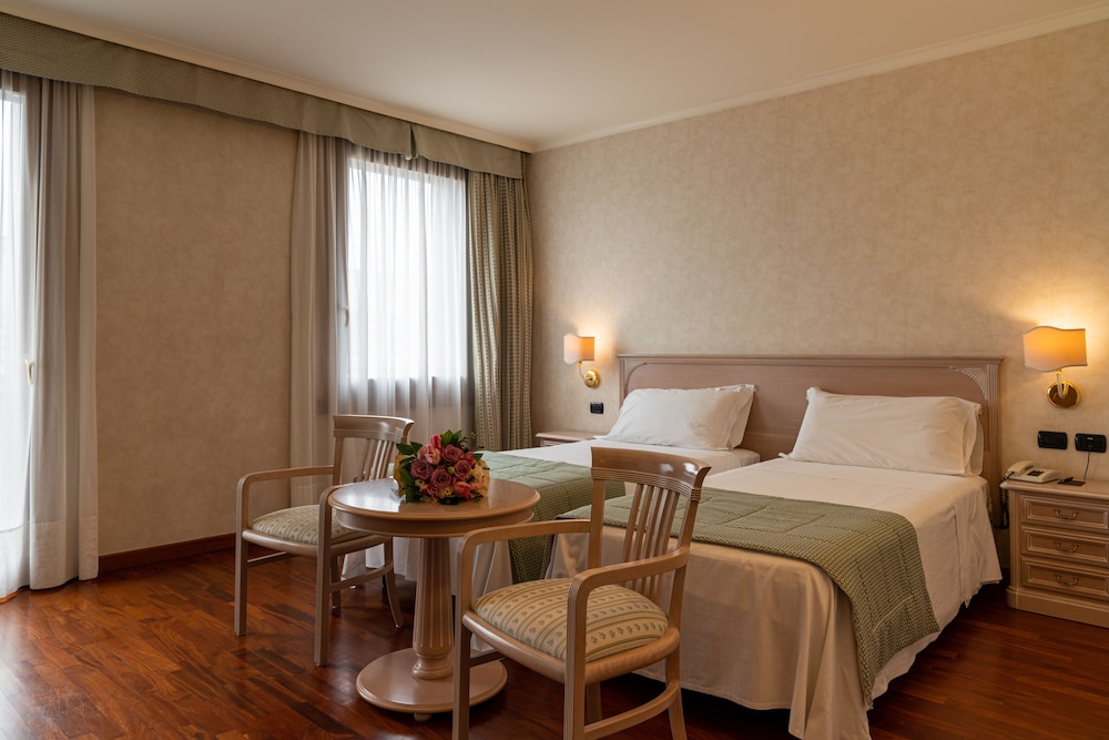 Superior Double Room Single Use - Photo 10