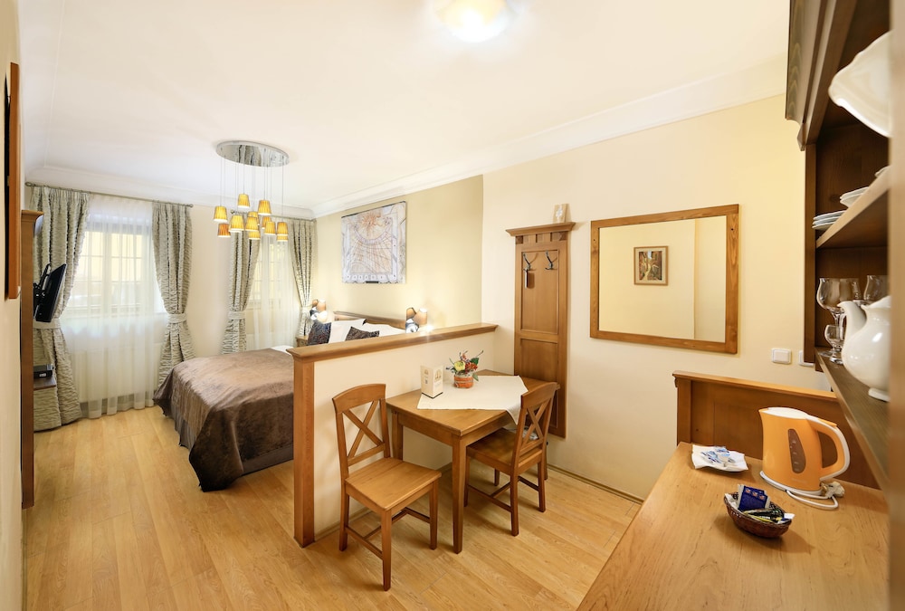 7 Ground Floor Studio Apartment photo 2