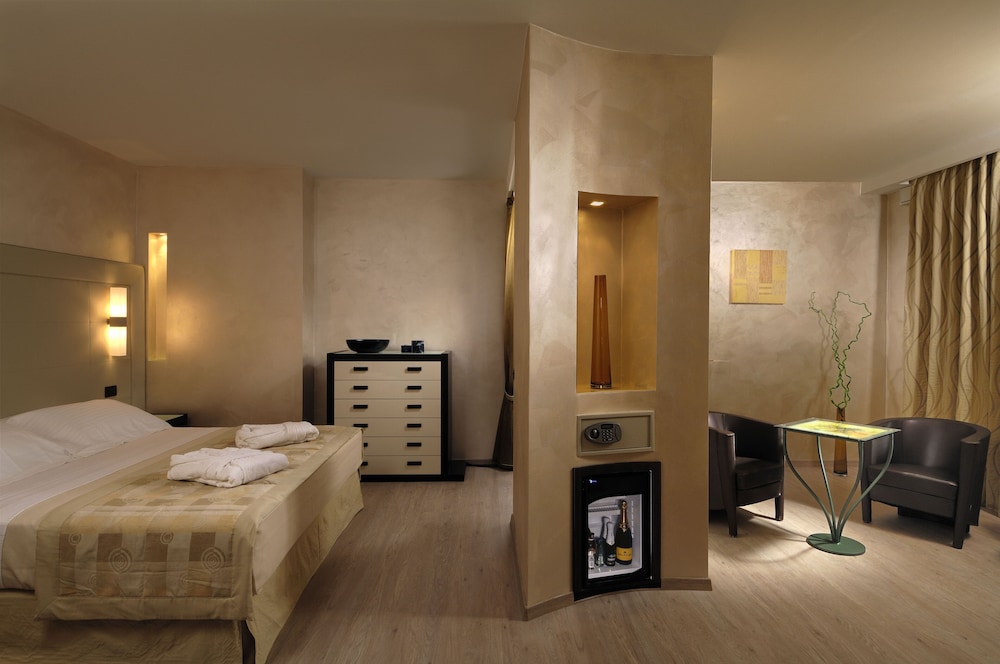 Suite - Photo 1