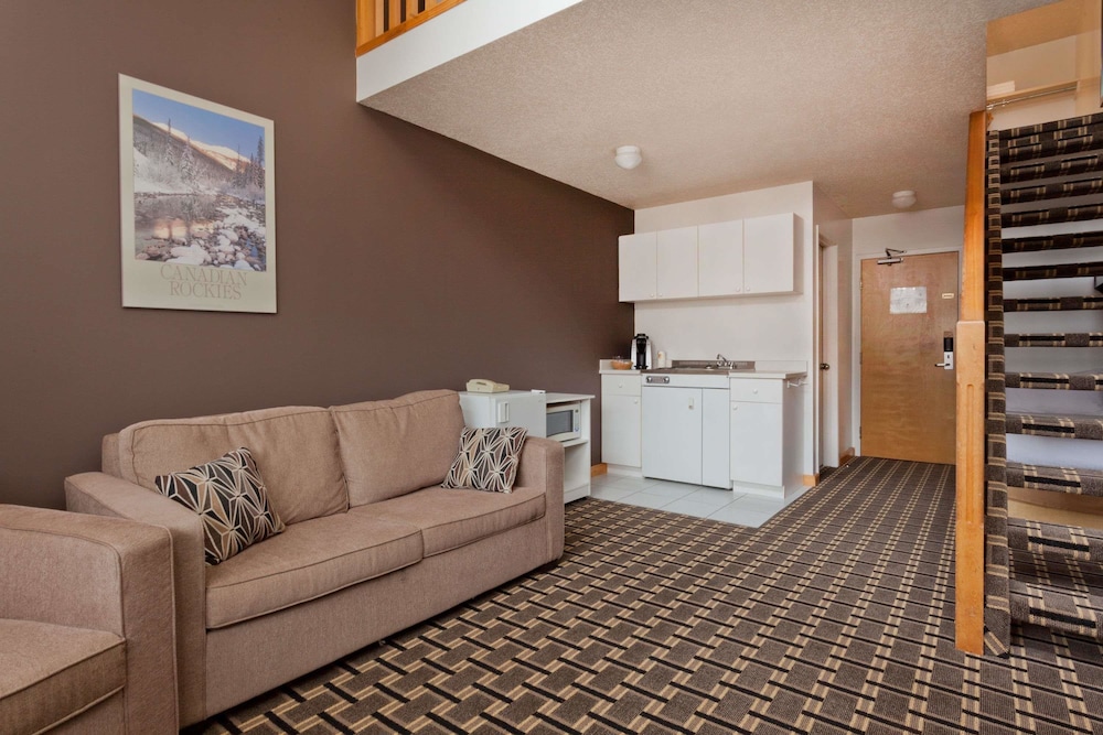 Loft Suite, 2 Queen Beds, 1 Twin Bed, Kitchenette, Non Smoking photo 2