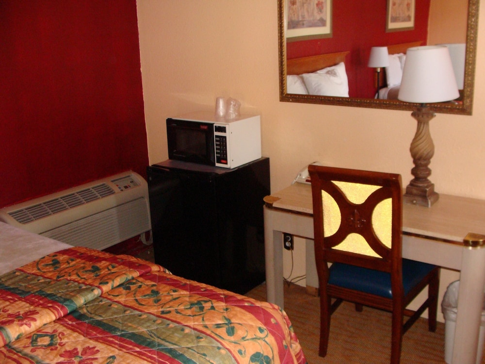 Superior Room, 2 Queen Beds, Refrigerator & Microwave photo 3