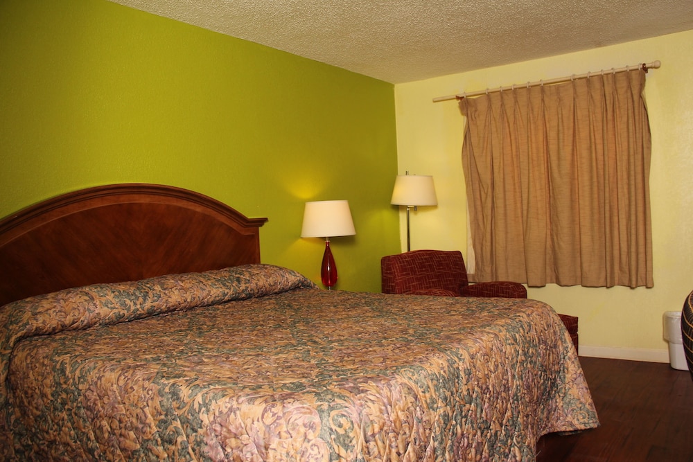 Standard Room, 1 King Bed, Non Smoking photo 2
