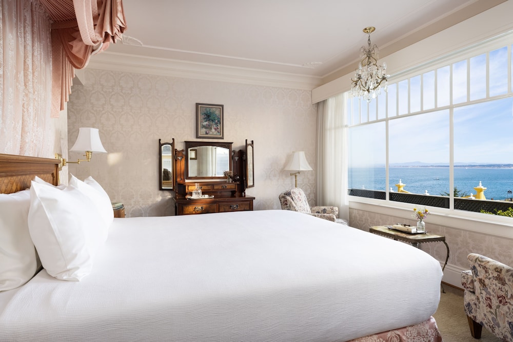 Luxury Room, 1 King Bed, Partial Ocean View