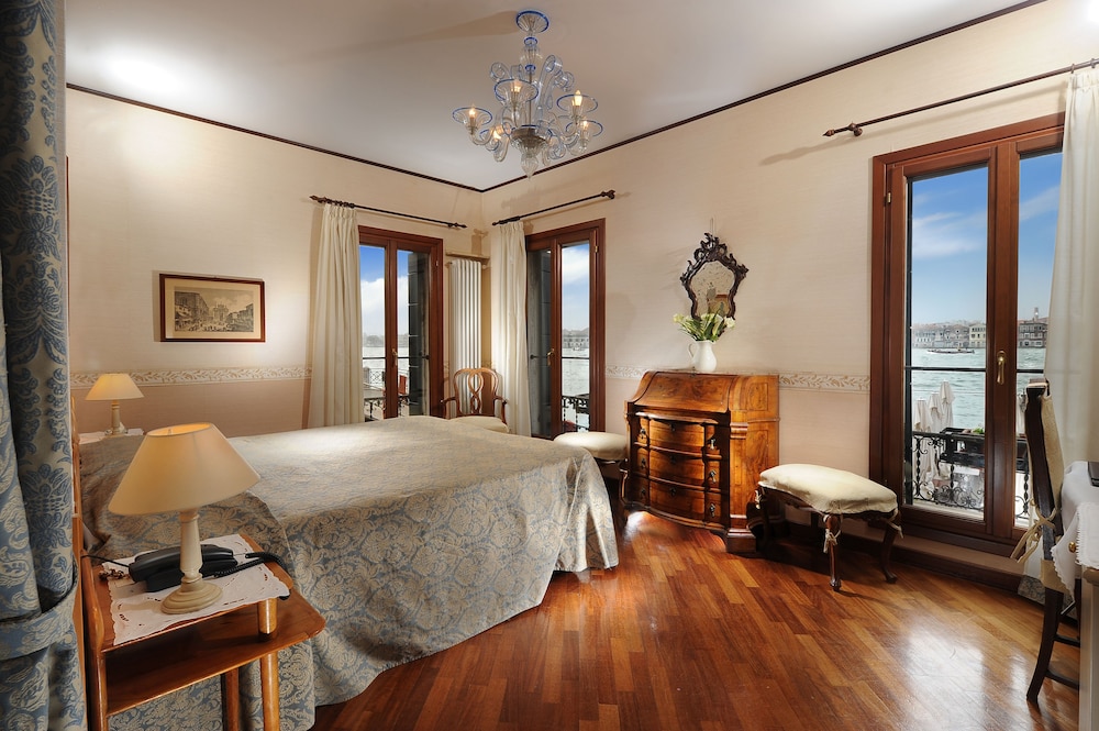 Deluxe Double Room, Canal View, Corner photo 3