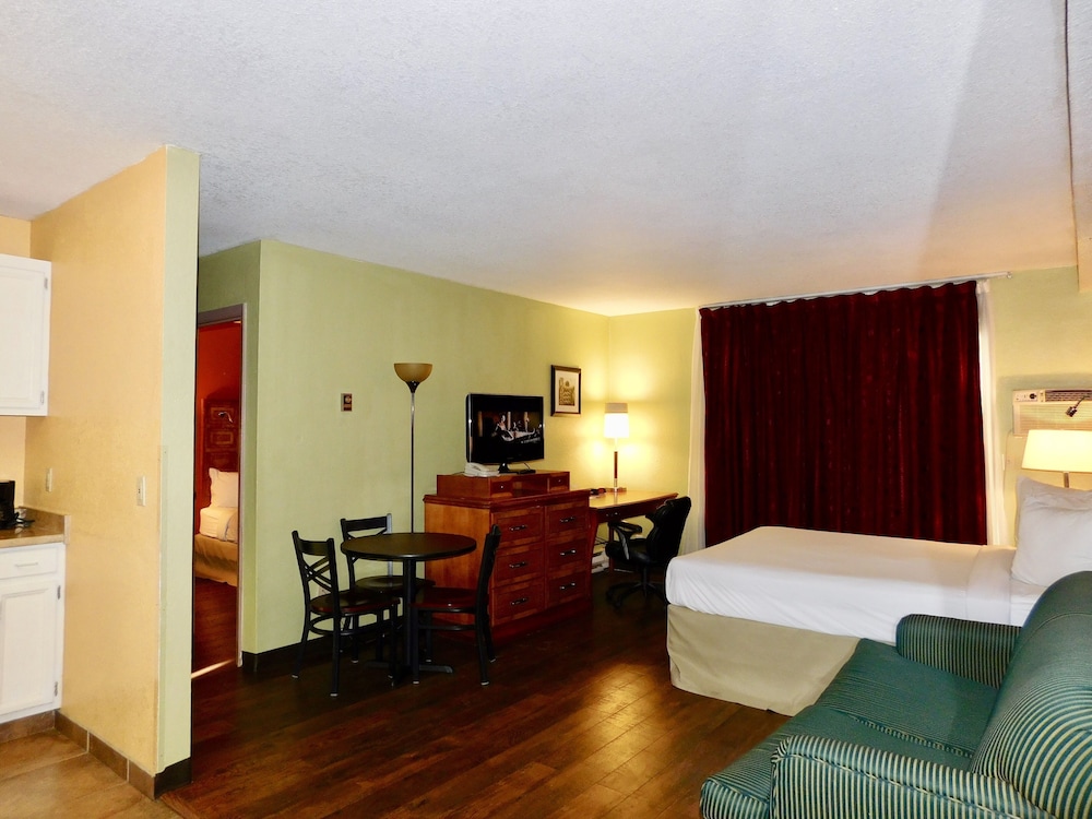 Deluxe Suite, 2 Queen Beds, Non Smoking, Kitchen - Photo 4