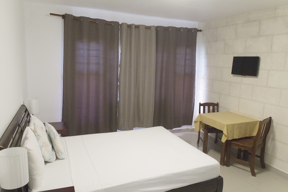 Studio, 1 Queen Bed, Kitchenette, Garden View photo 3