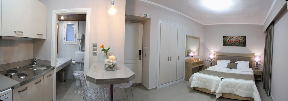Deluxe Studio, 1 King Bed, Beach View, Beachfront photo 3
