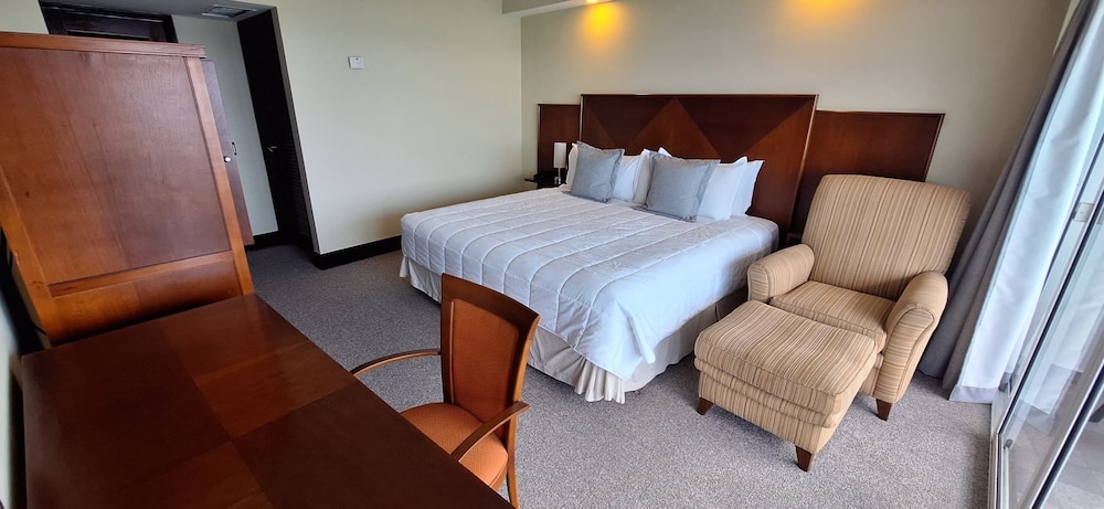 Luxury Studio Suite, 1 Queen Bed, Ocean View, Beachfront photo 1