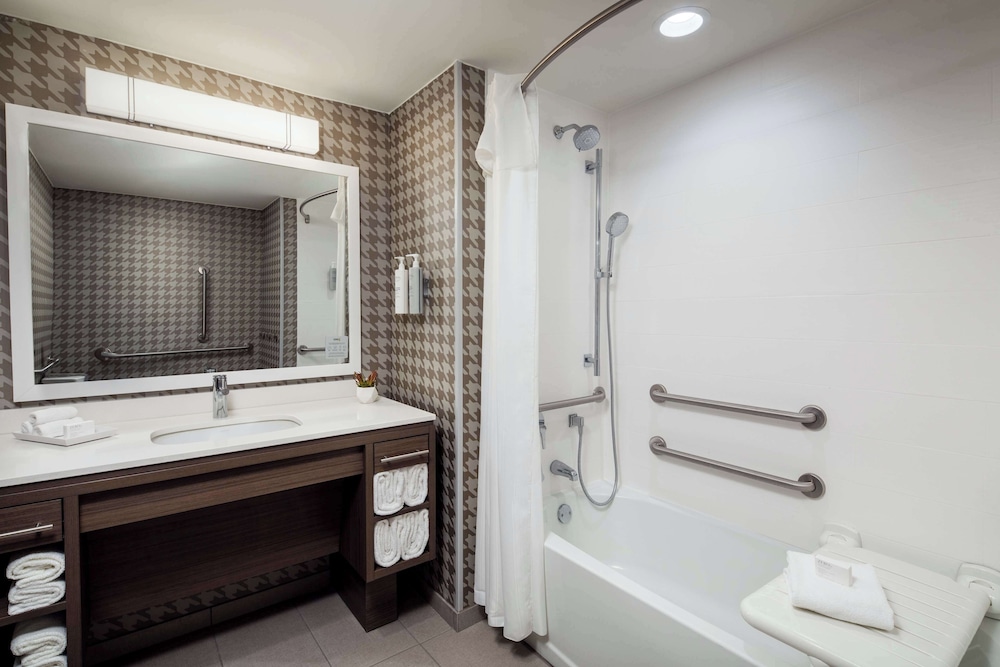 Suite, 1 King Bed, Accessible, Bathtub - Photo 10