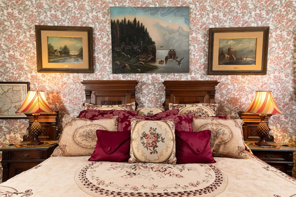 Deluxe Room, 1 King Bed, Private Bathroom photo 3
