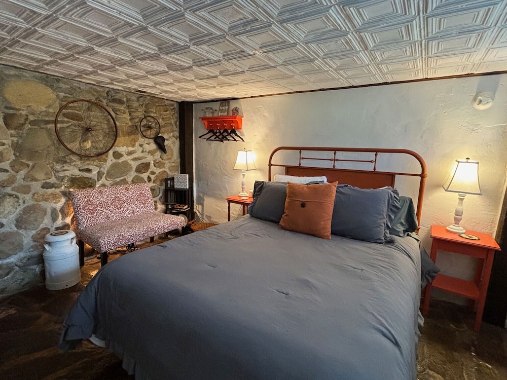 Economy Double Room, Private Bathroom, Courtyard View (Tracks & Trails) photo 3