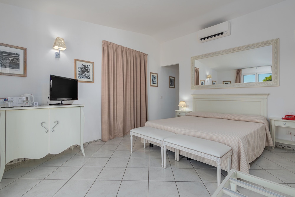 Deluxe Double Room, Sea View, Beachfront (The Pelican Villa) - Photo 1