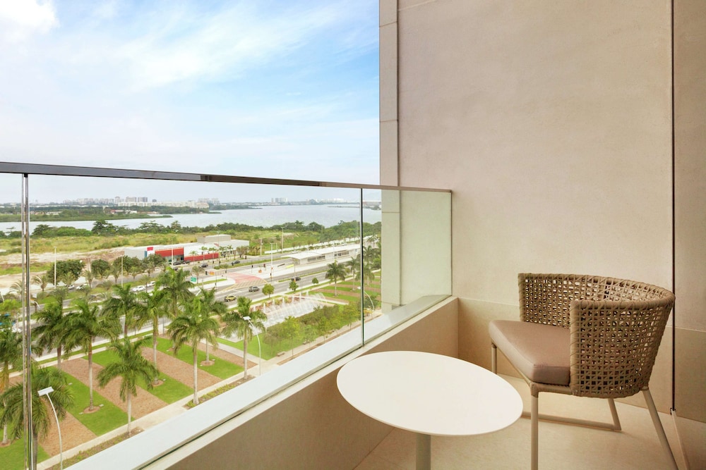 Classic Suite, 1 King Bed, Club Lounge Access, Lagoon View thumbnail 5