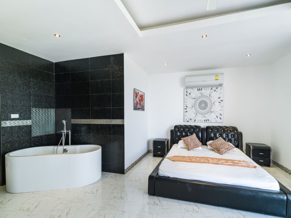 3-Bedroom Private Pool Villa photo 2
