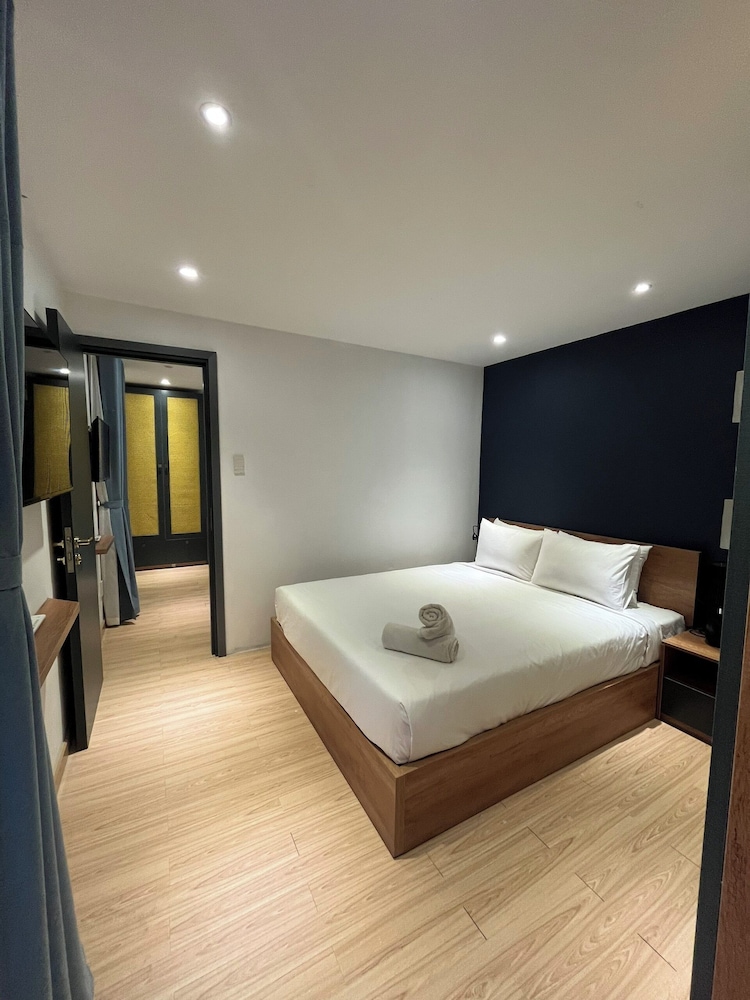 Deluxe King Room with Balcony - Photo 2