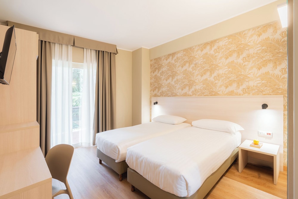 Comfort Double or Twin Room, Balcony thumbnail 6
