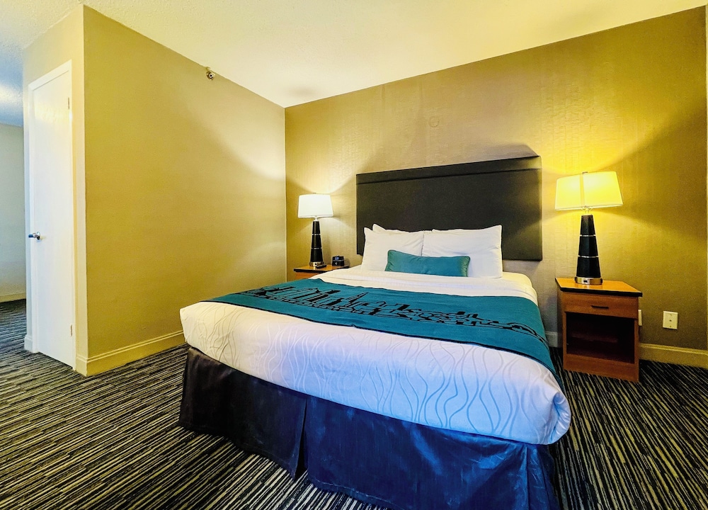 Executive Suite, 1 Queen bed, Living/Dining area photo 1