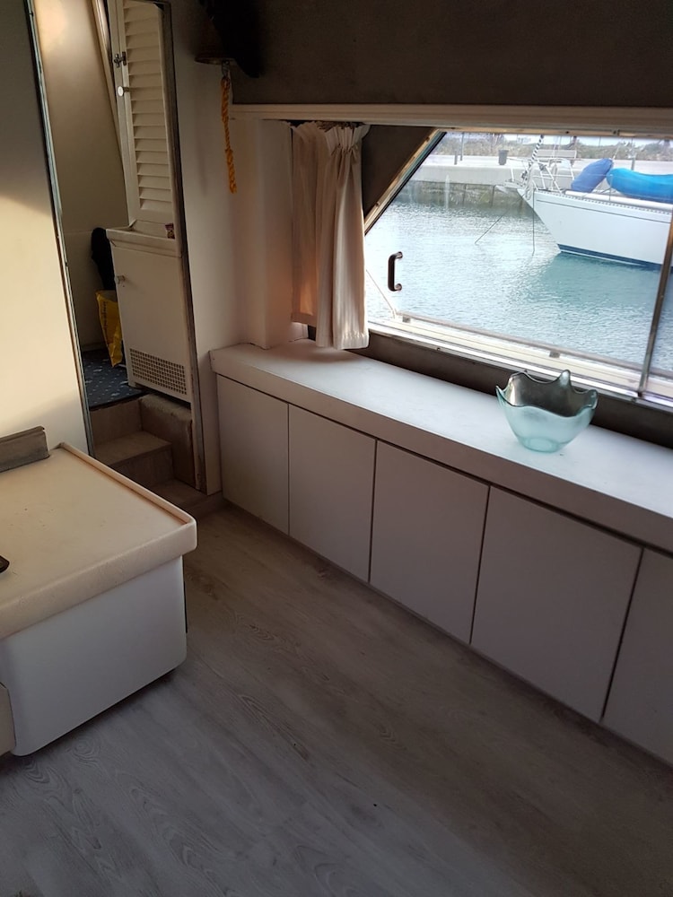 Yacht, 3 Bedrooms, Overwater photo 2