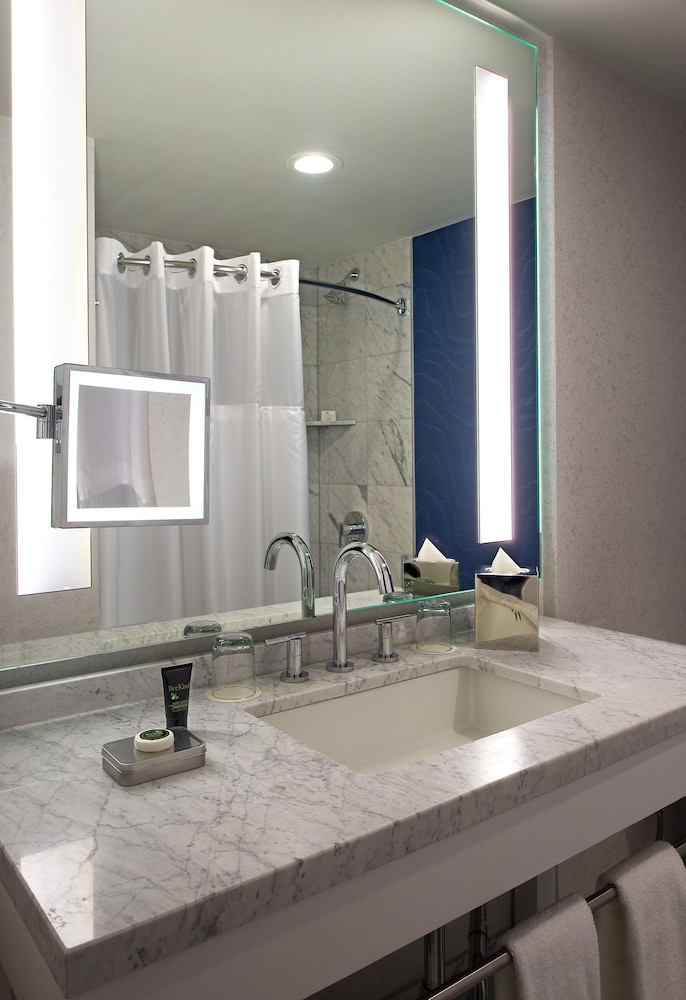 Premier Room, 1 King Bed (City) - Photo 7