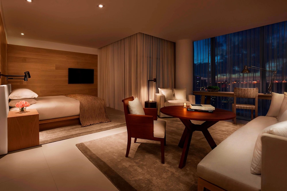 Deluxe Room, 1 King Bed, City View (City View)
