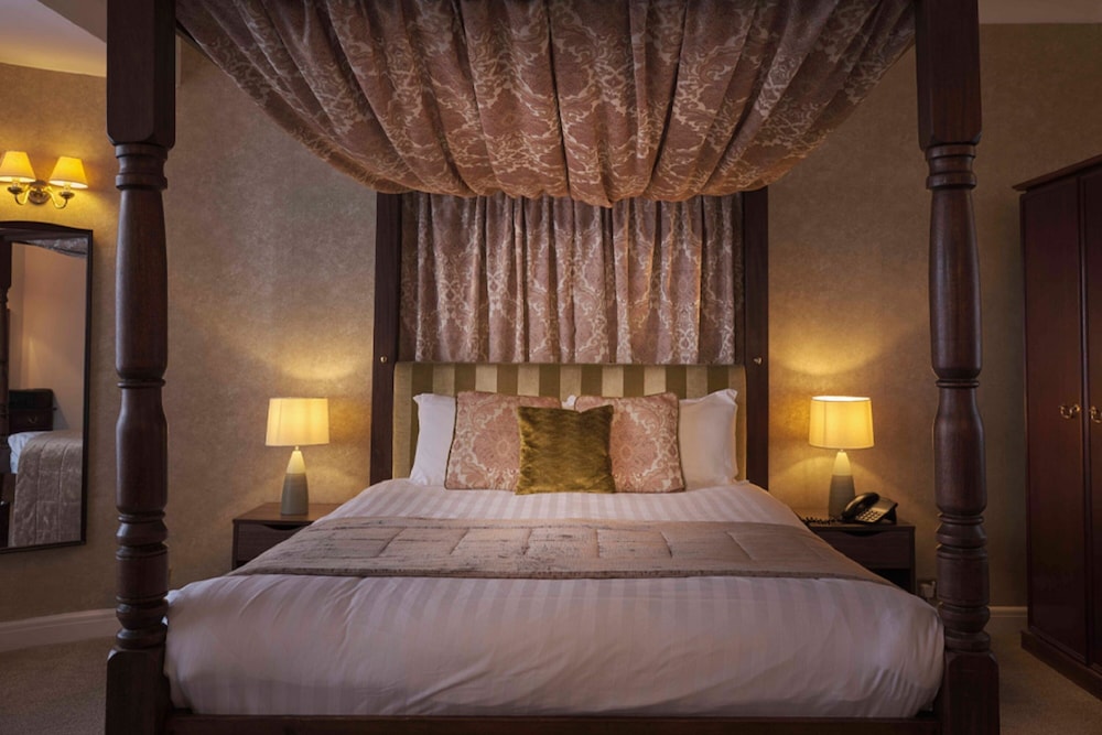 Standard Four Poster photo 3