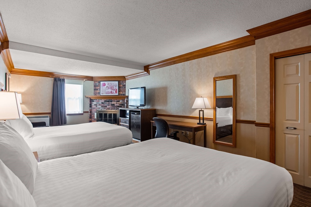 Standard Room, 2 Queen Beds, Non Smoking, Fireplace - Photo 1