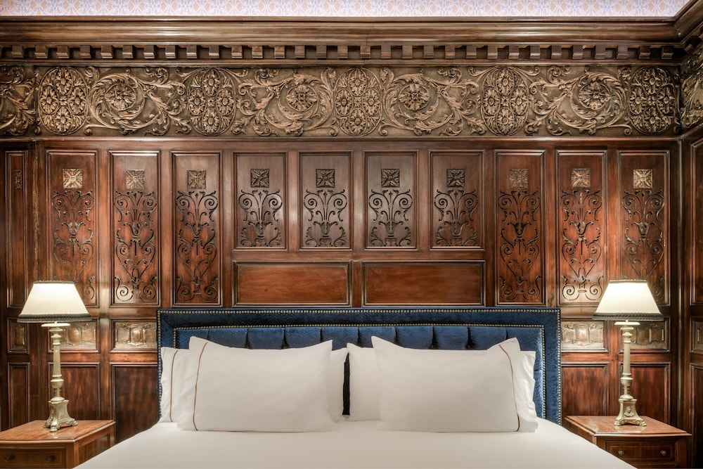 Suite, 1 King Bed, Fireplace thumbnail 6