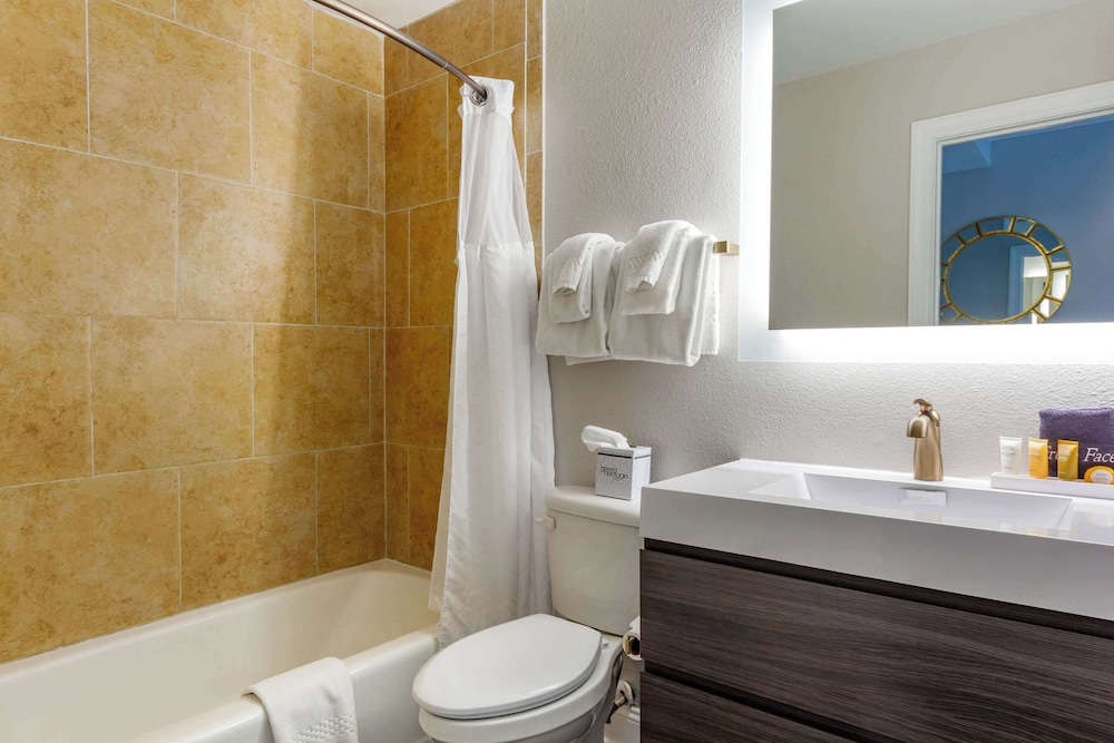 Suite, Non Smoking (2 Double Beds) - Photo 4