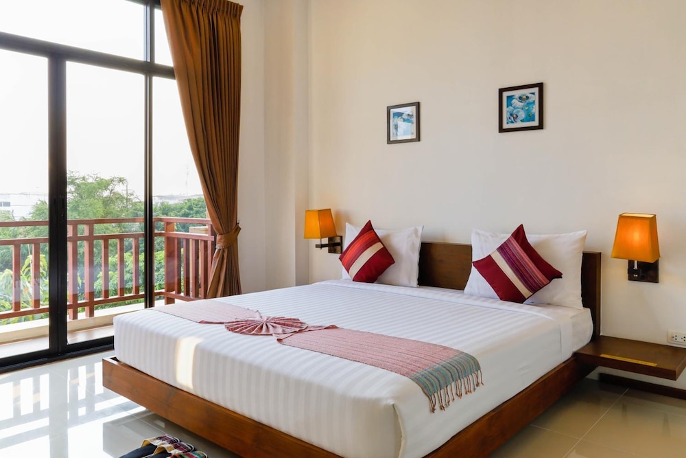 Standard High Floor, 1 King Bed, Non Smoking photo 3