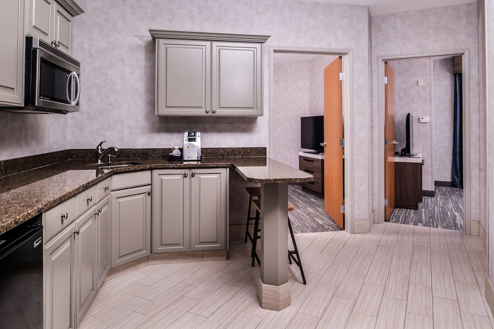 Suite, 2 Bedrooms - Photo 4
