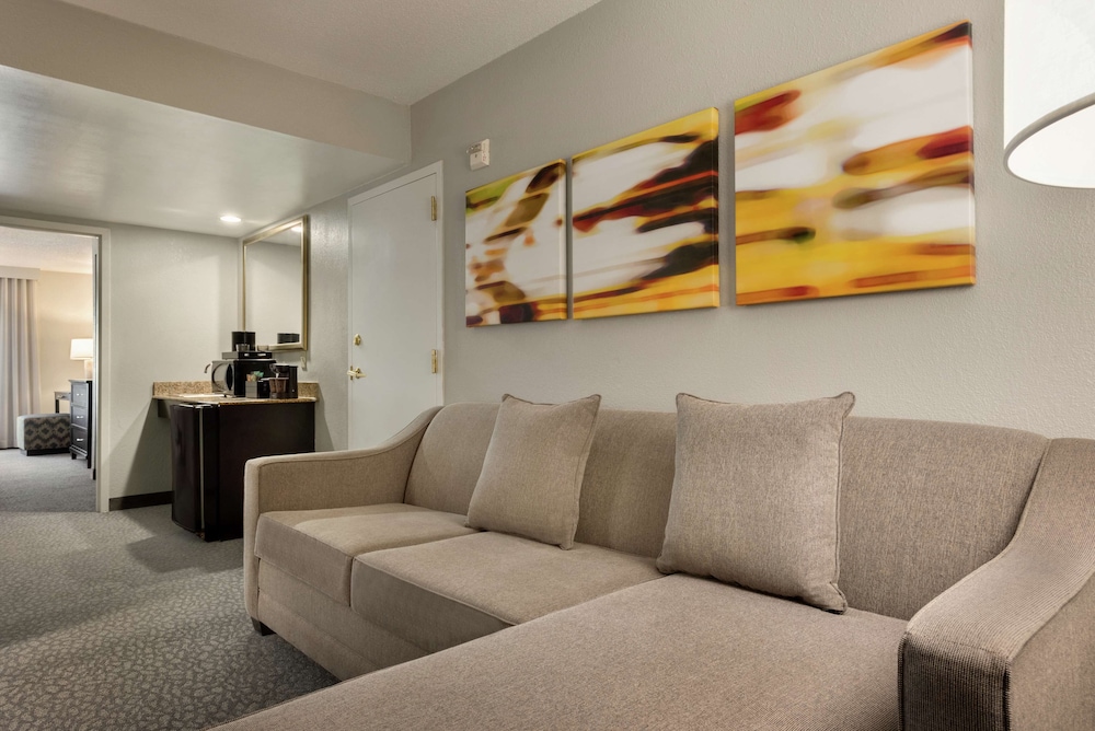 Suite, 1 King Bed, Accessible, Bathtub - Photo 5