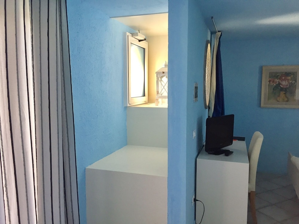 Classic Quadruple Room, Pool View photo 3