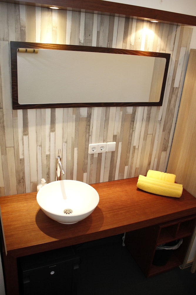 Basic Single Room, 1 Twin Bed, Non Smoking, Courtyard Area photo 2