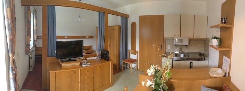 Basic Apartment, 1 King Bed photo 1