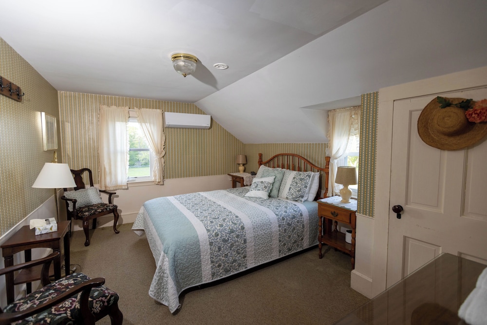 Room 1b - Shared Bath With 1a - 2nd Floor