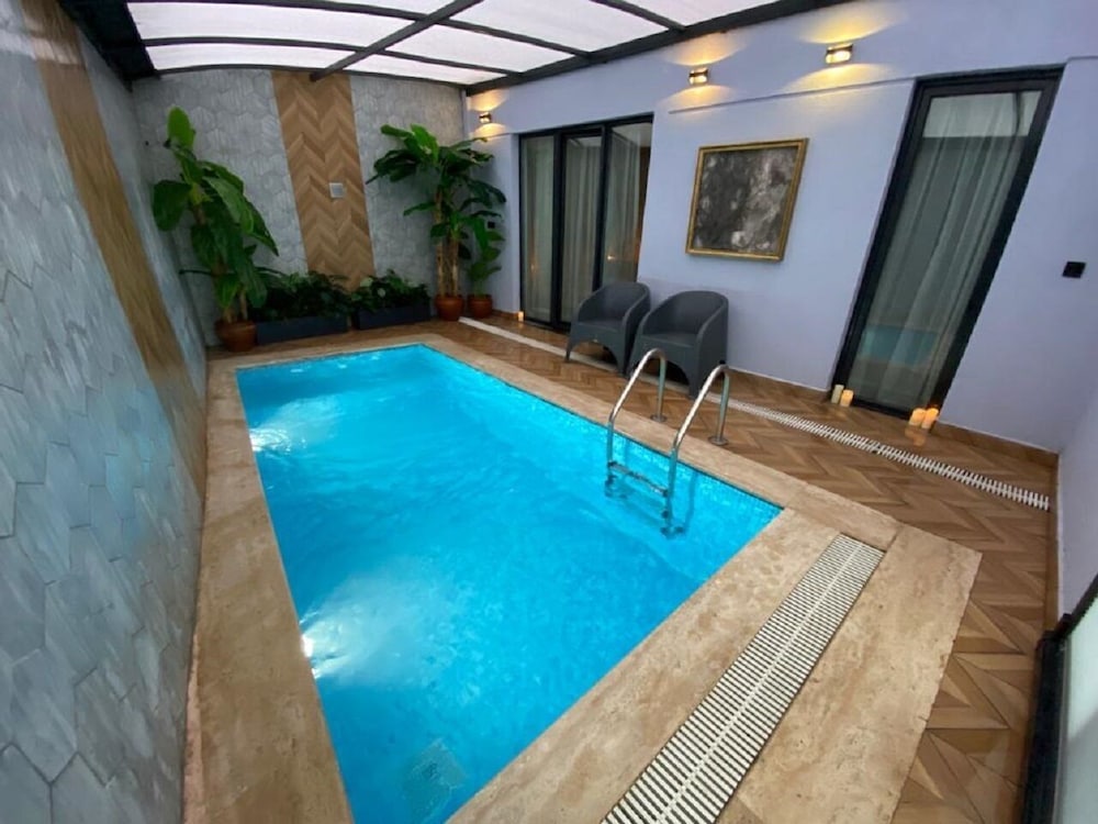 Honeymoon Suite