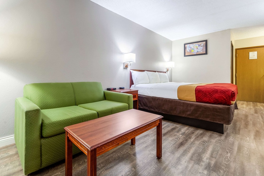 Room, 1 King Bed, Non Smoking - Photo 16