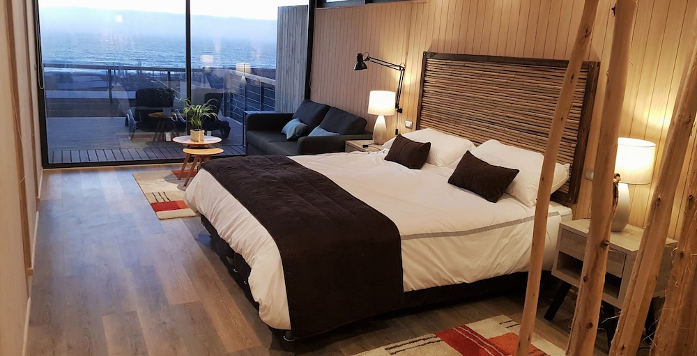 Business Apartment, 1 King Bed with Sofa bed, Beach View photo 1