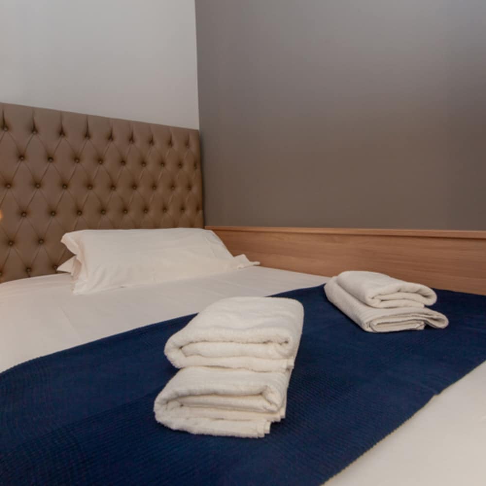 Economy Double Room, 1 Large Twin Bed, Non Smoking, Private Bathroom photo 3