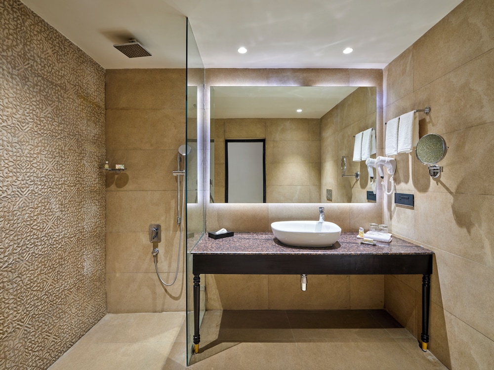 Premium King Room - Photo 4