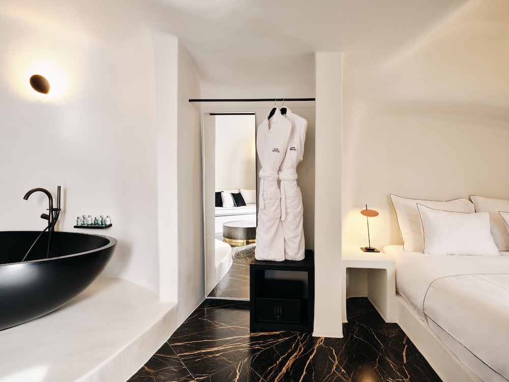 Honeymoon Suite - Photo 4