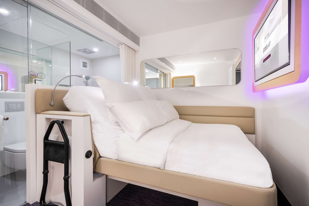 Premium Queen Cabin