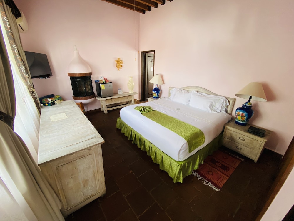 Chambre Romantique, 1 très grand lit, terrasse, vue cour intérieure